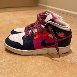 Jordan 1 mid. Good condition. No box. Size 5Y